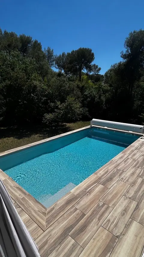 Piscine rénovée avec volet et terrasse bois
